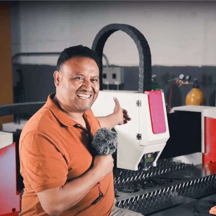 Geovanny emprende con maquinas de corte y grabado laser CNC