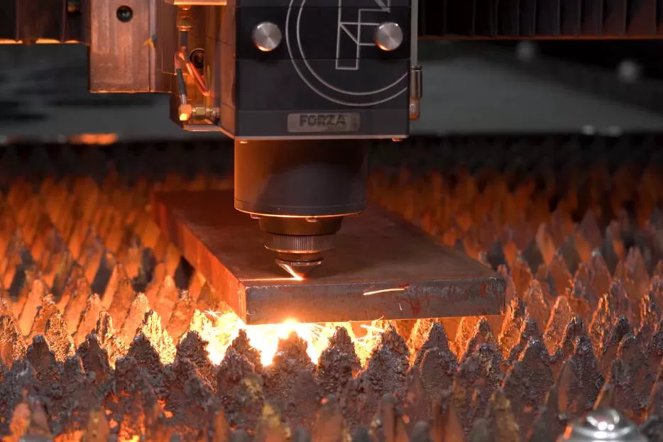 cortadora láser industrial en funcionamiento