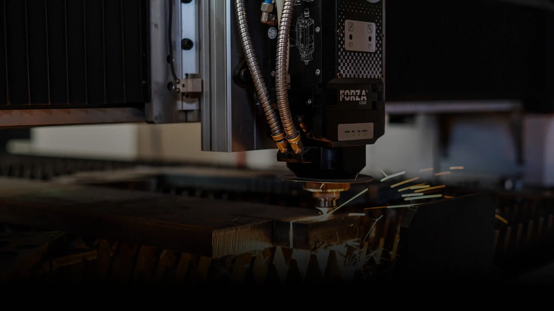 Plataforma de parámetros FORZA mostrando valores optimizados para el proceso de corte láser en metal.