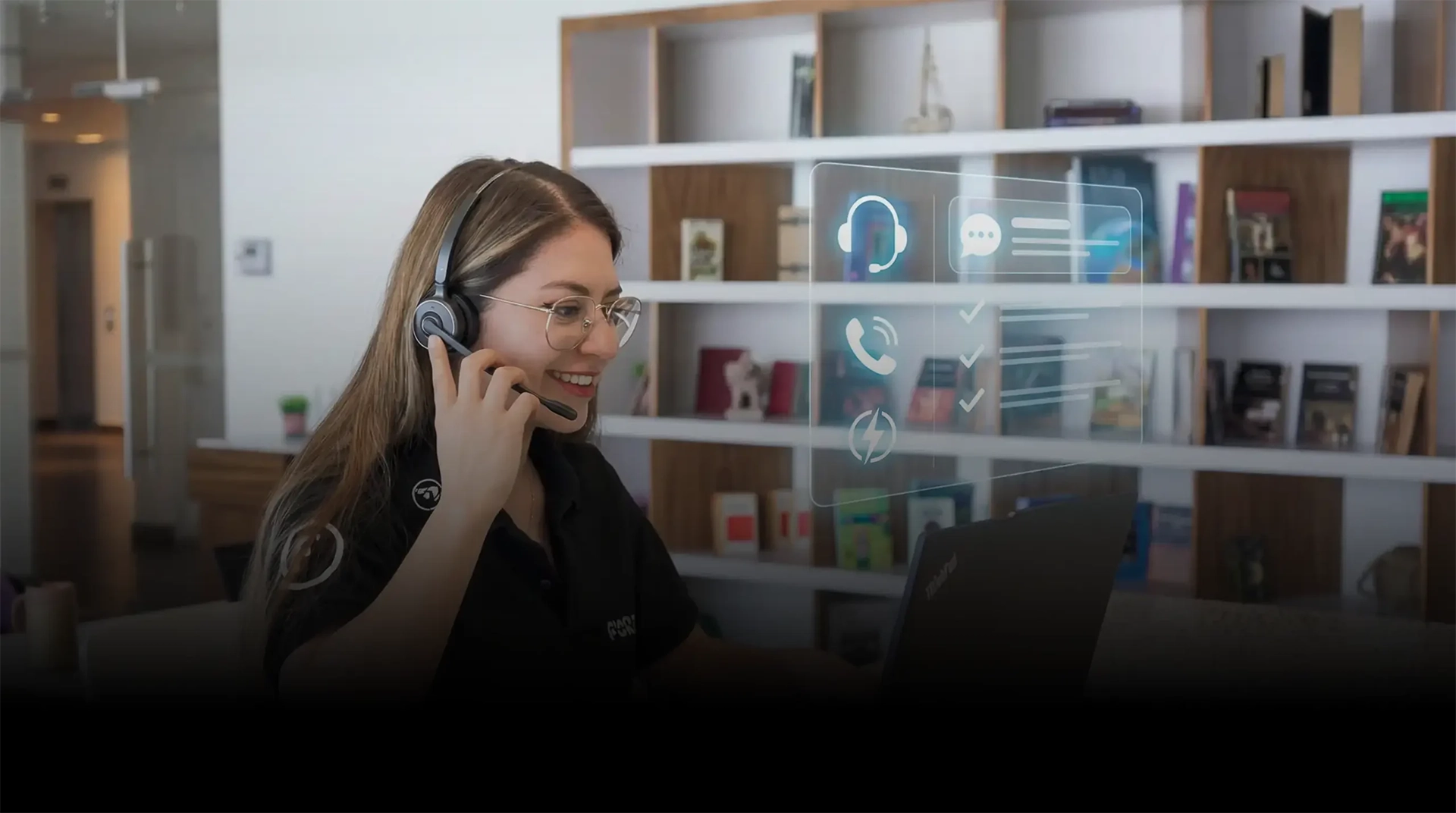 Asesora de soporte técnico FORZA brindando atención remota a clientes a través de llamada y sistema digital.