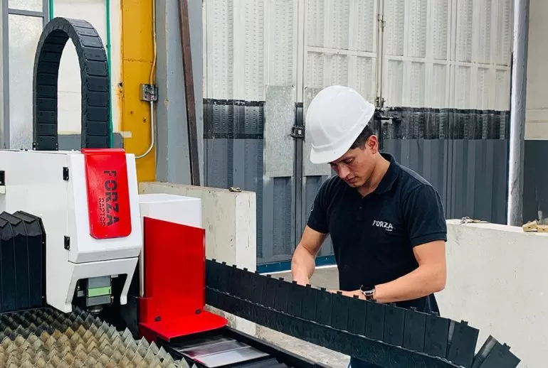 operador de cortadora laser de metal